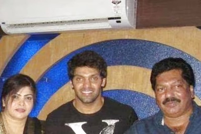 In Pics: South Actor Arya Is All Smiles With His Family