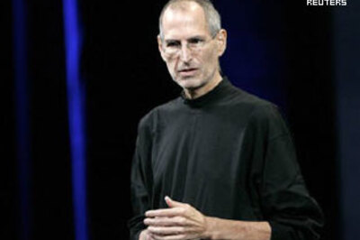 Steve Jobs strides back onto Apple stage