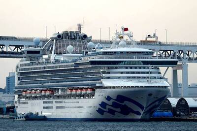 100 Passengers in Close Contact With Infected Leave Japan's Coronavirus-stricken Cruise Ship