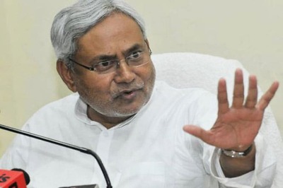 Bihar polls: Nitish Kumar shown slippers at election rally