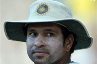 Kaif to replace injured Tendulkar in second Test
