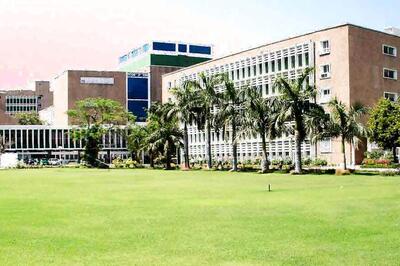 Resident Doctors at AIIMS to Go Hungry But Continue Working