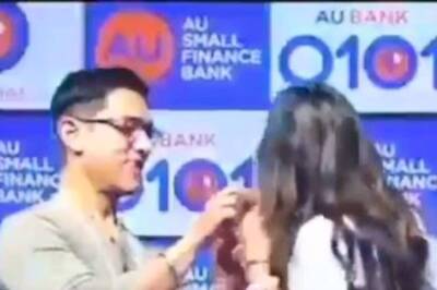 Aamir Khan Helps Kiara Advani Take Off Her Mask, Video Goes Viral
