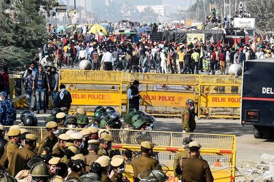 'Farmers Being Treated as Terrorists': Shiv Sena Condemns Use of Water Cannons on Protesters Amid Cold Wave