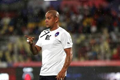 Delhi Dynamos coach Roberto Carlos suffers finger fracture