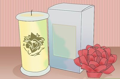 How to Buy a 16th Year Wedding Anniversary Gift