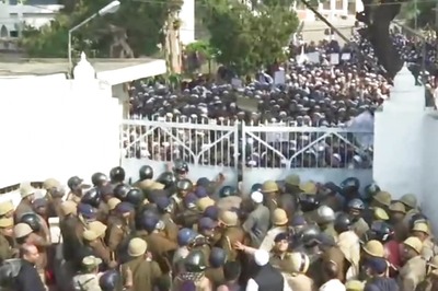 Lucknow Students Pelt Stones at Cops During Protests against Siege of Jamia Campus